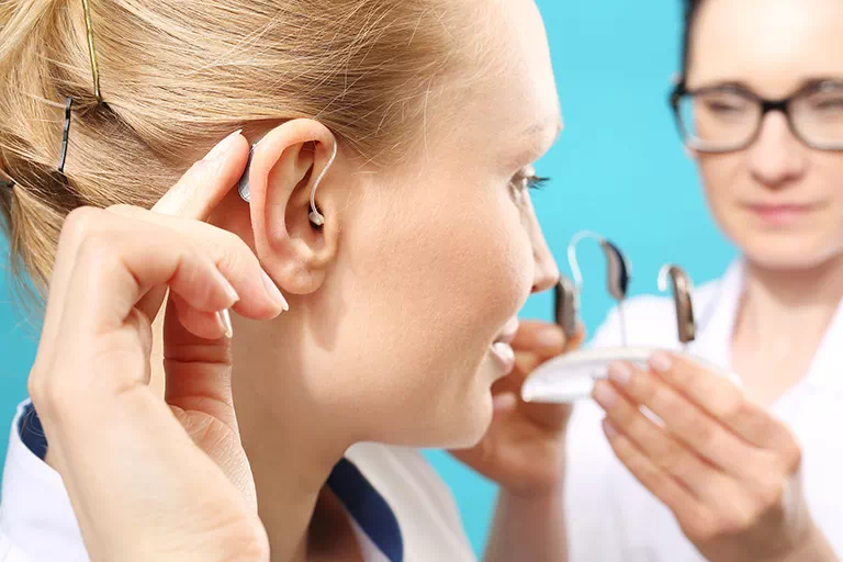 aprat słuchowy w uchu